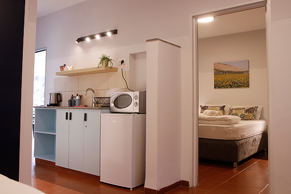 אירוח כפרי בבית אלפא. ירוק בחוץ, נעים בפנים