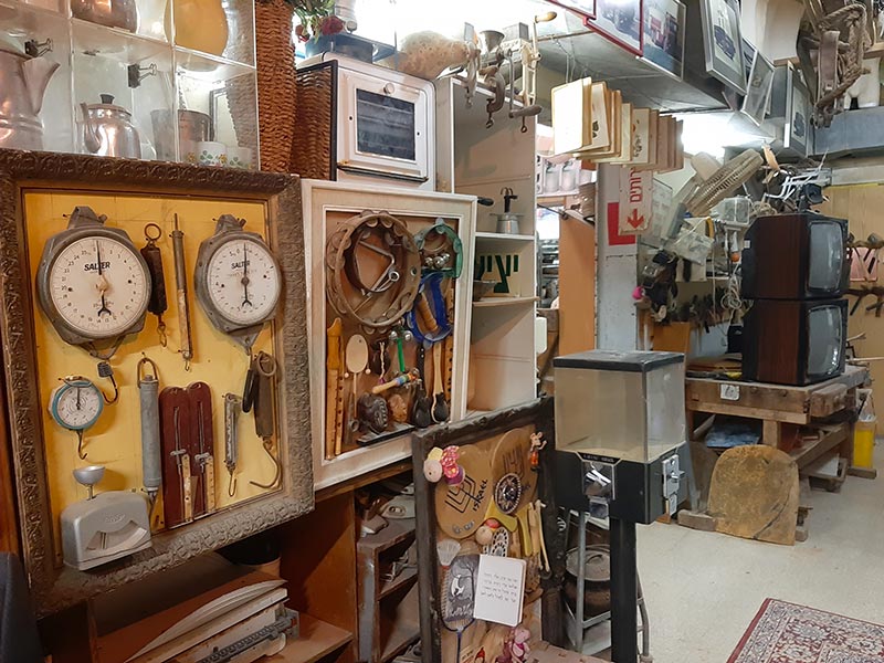 דוד וכמה מהחפצים במוזיאון הדוידקה שלו. הכל נמצא או הוחלף, שום דבר לא נקנה