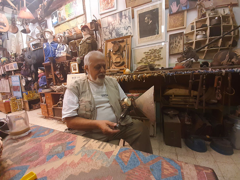 דוד וכמה מהחפצים במוזיאון הדוידקה שלו. "אני מת על המערה שלי", הוא אומר