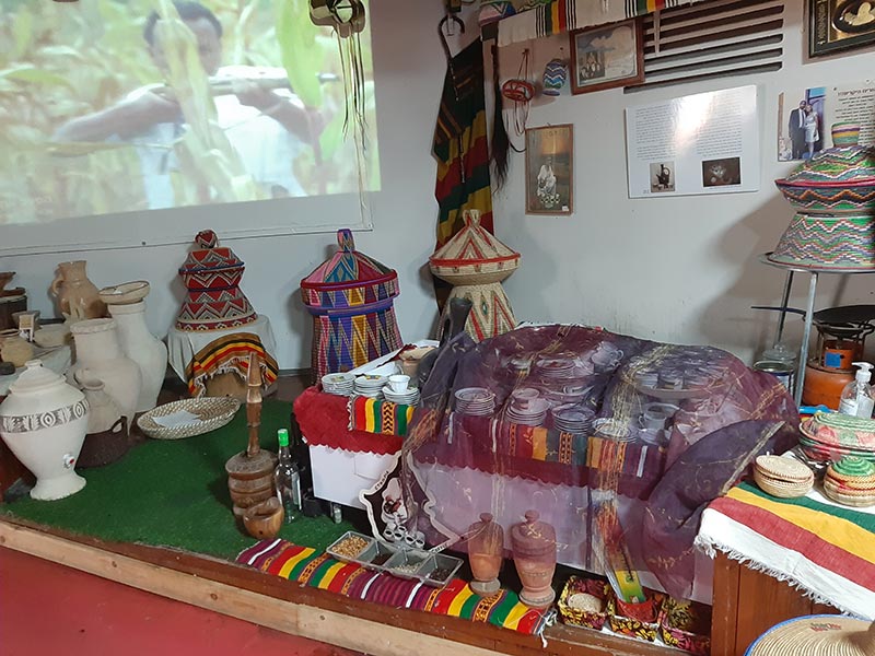 להכיר את המסורת: בקתת נידה (למעלה) וחפצים אותנטיים במרכז החוויה האתיופית