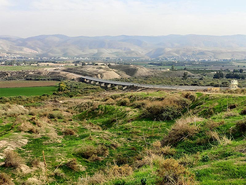 מהצד השני: עבר הירדן והרי הגלעד בתצפית מאזור טירת צבי | צילום: דני הרן