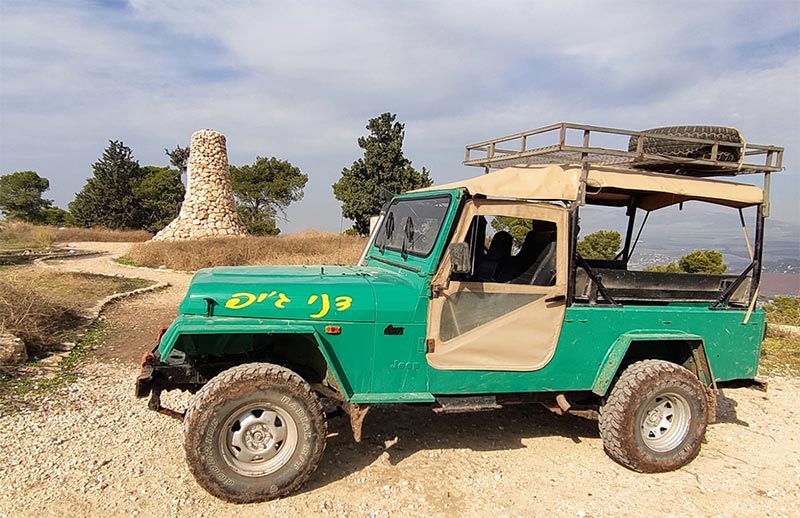 הג'יפ הירוק על רקע הגלעד בגבעת יהונתן | צילום: דני הרן