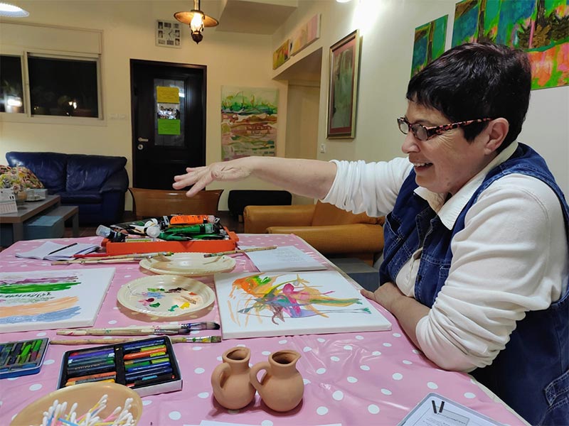 אורית נצר במהלך מפגש משוחחים בצבע | צילום: דני הרן