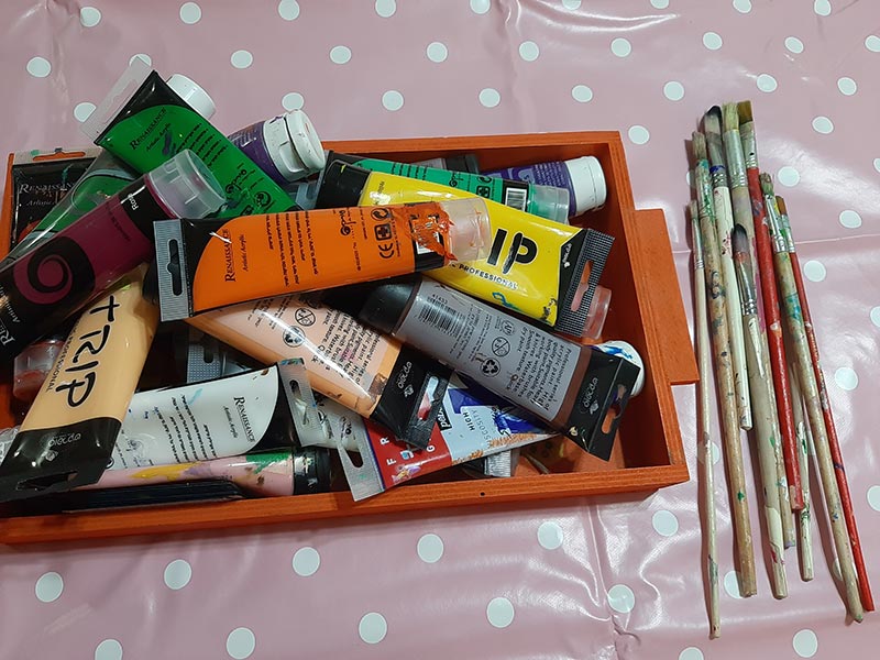 מכחולים וצבעי אקריליק במפגש שכולו צבע אצל אורית נצר