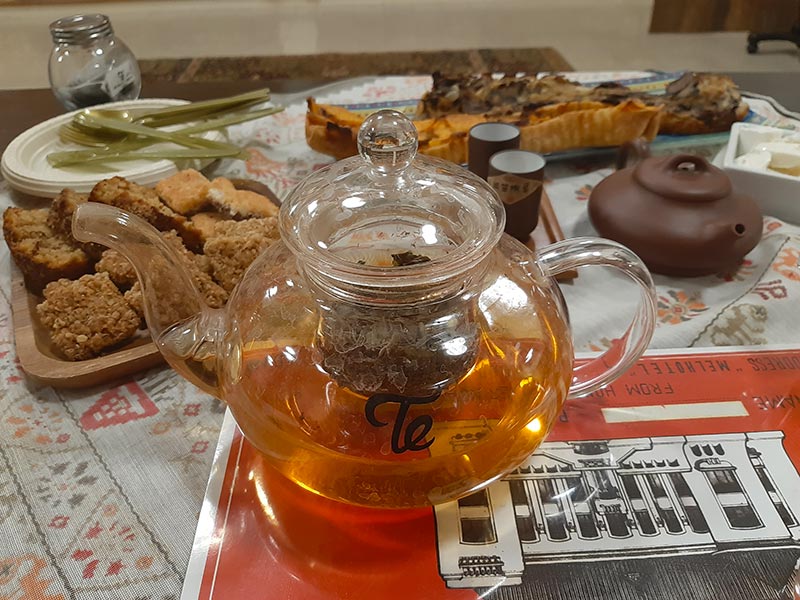 טעימות תה לצד מטעמים מעשה בית | צילום: רותם בר כהן