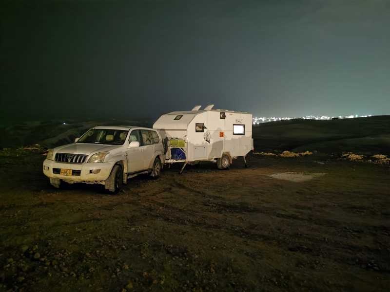 התמקמתי על גבעה בפאתי החווה מול נוף המדבר