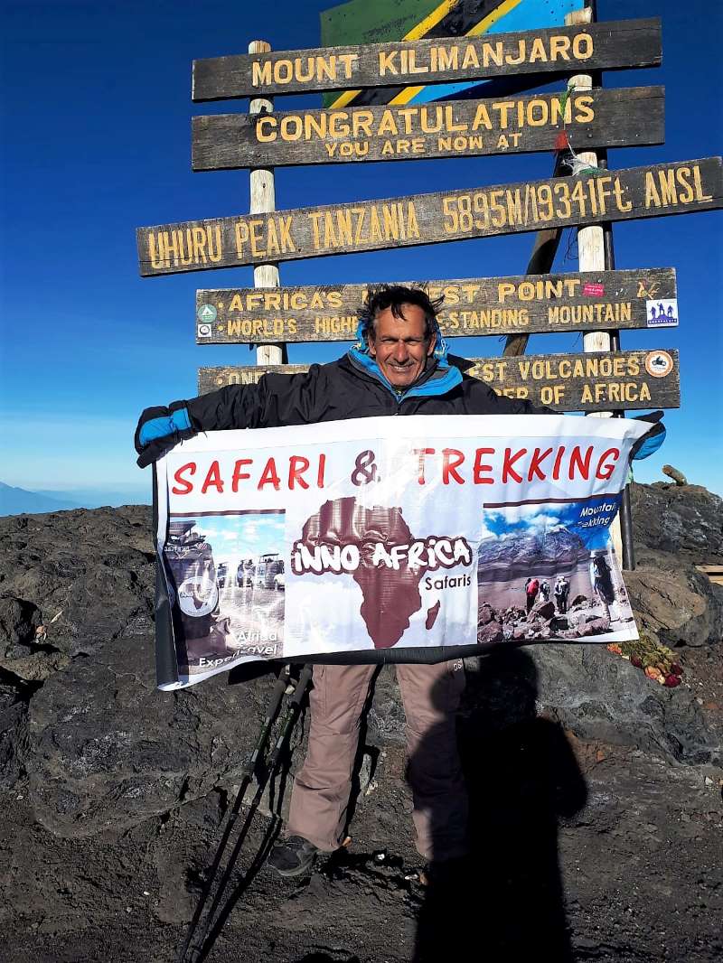 בפסגת הקילימנג'רו שהיינו כ-20 דקות. הקור והרוח העזה אילצו אותנו להתחיל בירידה מההר, שהיתה לא קלה