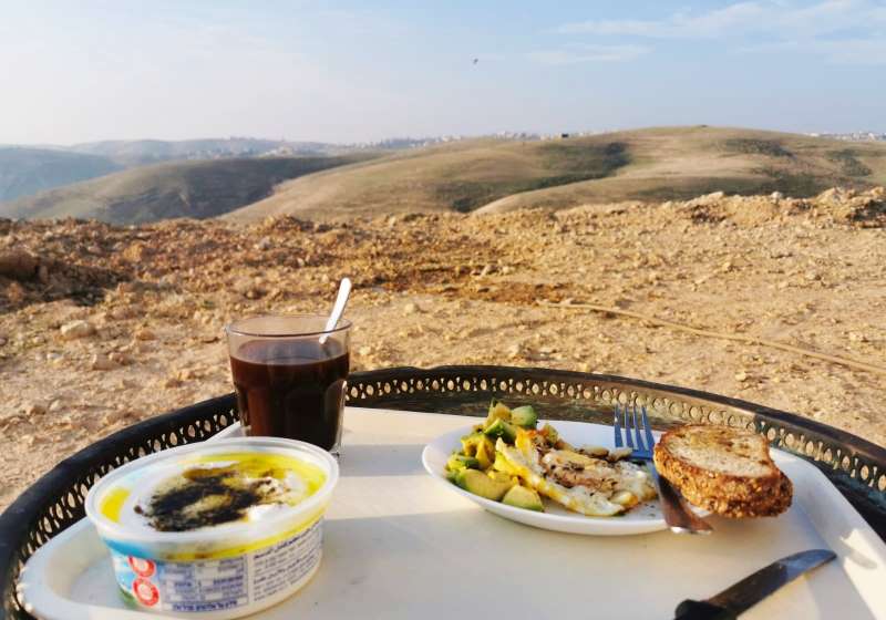 בוקר מול תצפית הנוף של הקרוואן