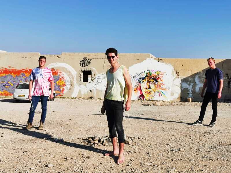 צילמתי אותם ליד הציור הסיבירי היפה כמו לעטיפת תקליט של להקת רוק.