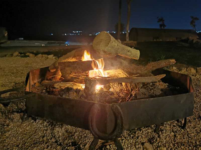 מדורת השבט בחווה לעת ערב קר...