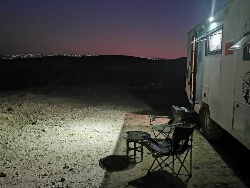 התמקמתי על גבעה בפאתי החווה מול נוף המדבר