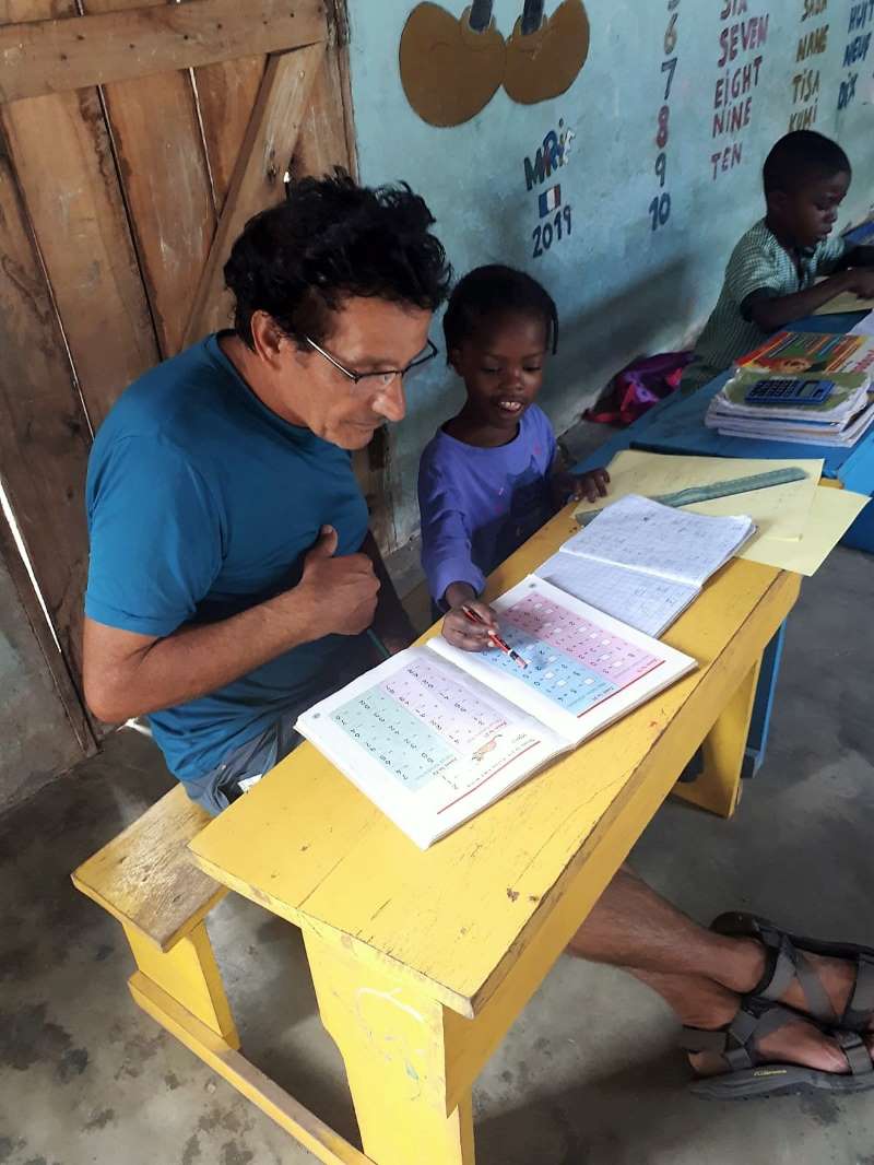 התנדבות בבית הספר: אני קיבלתי את הילדים הגדולים, בני ה-7 ואיתם עבדתי על תרגילי חשבון ואנגלית בסיסית