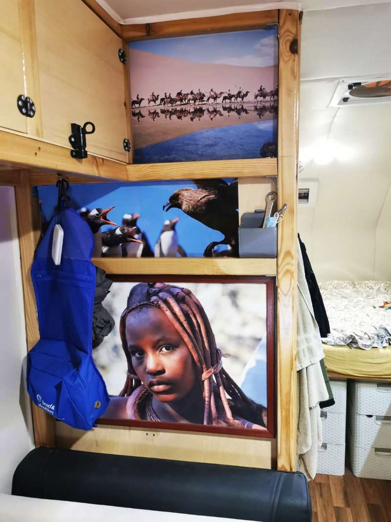 התמונות מרחבי העולם שעיטרו את קירות המשרד היפה שלי מצאו את מקומם בקרוואן.