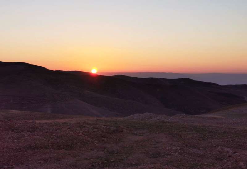 טרום זריחה אני מוכן, נועל את הקרוואן ומטפס עם הג'יפ אל ההר ממול, ג'בל מונטר