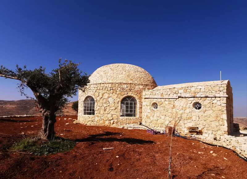 יוסי וחבריו הקימו להם בתי מידות מאבן המשקיפים אל נוף המדבר, ובנו בית כנסת שמזכיר את מבנה קבר רחל