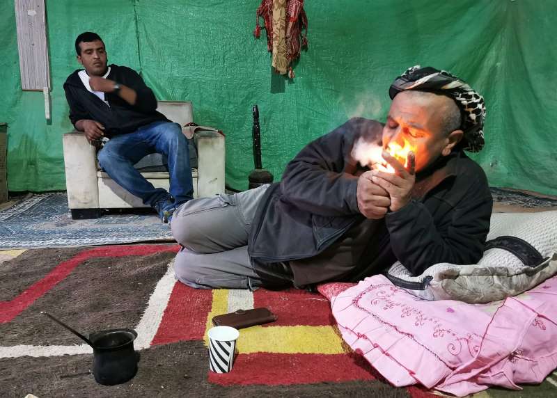 סולימאן מגלגל לעצמו סיגריה מטבק חריף וניירות דקיקים