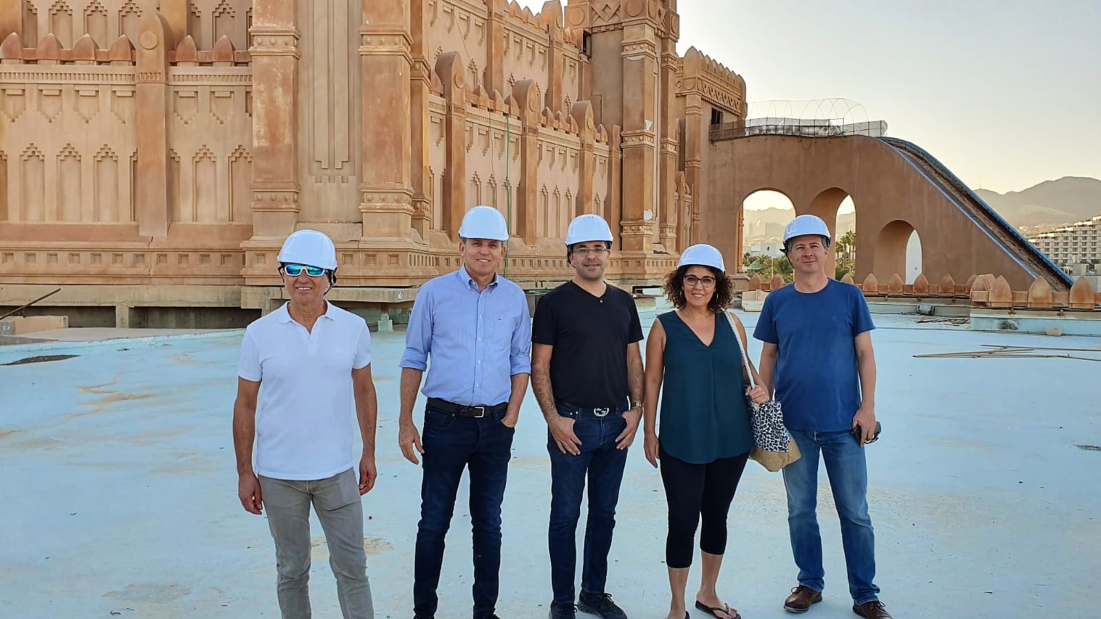 רונן מרדכי גרין (באמצע) על הרקע של פרויקט עיר המלכים באילת (יח"צ)