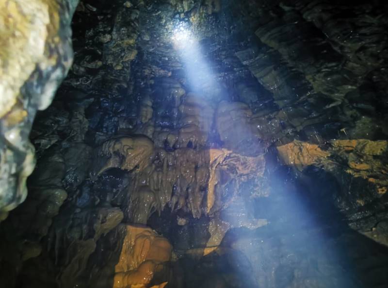 בנבכי עין האהבה, מערה ומפל בנבכי עין האהבה, מערה ומפל