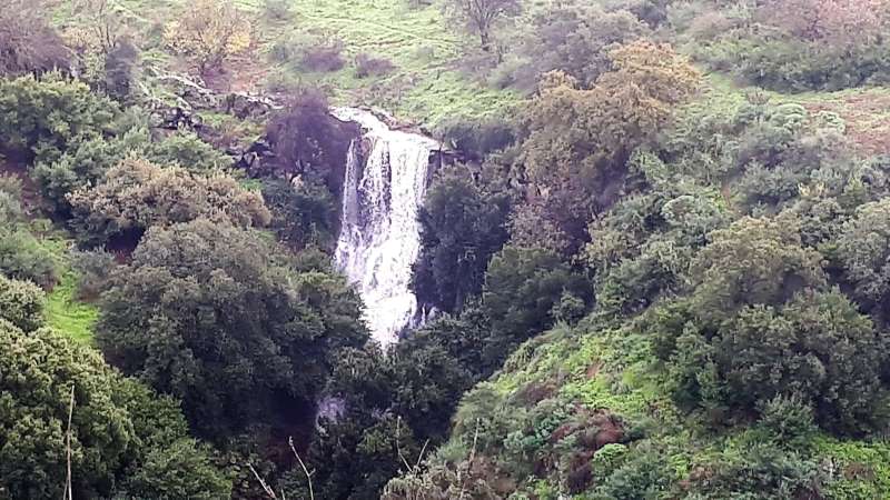 תצפית אל מפל פרע, הנשפך אל נחל חרמון