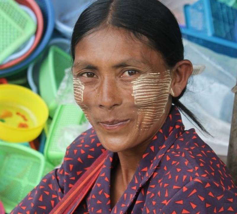 הטאנקה המרוחה על פני האישה נועדה להגן עליה מהקרינה ומדגיש את תווי פניה (צילום איתן קרן)