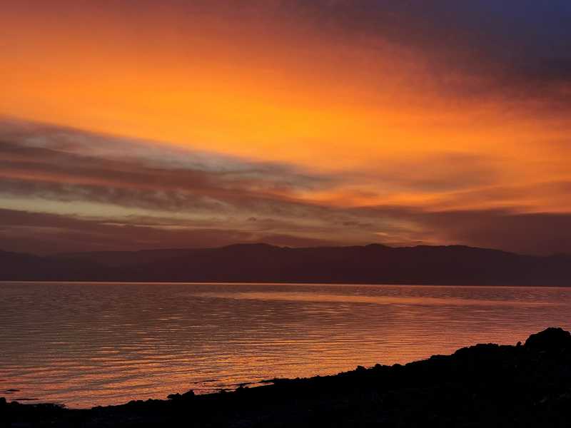ים המלח וברקע הרי אדום