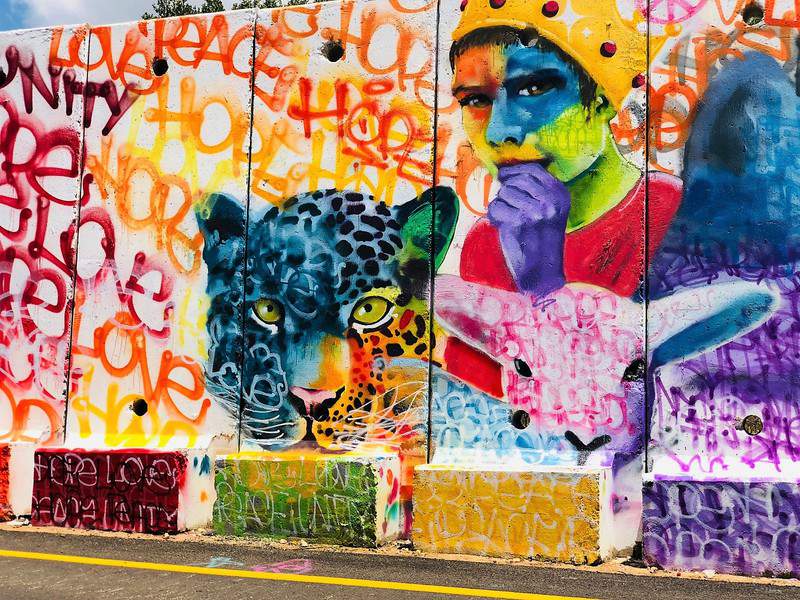 הרעיון של מירב היה ליצור תחושת ביטחון ולהפחית את תחושת המועקה והפחד מהחומות האפורות