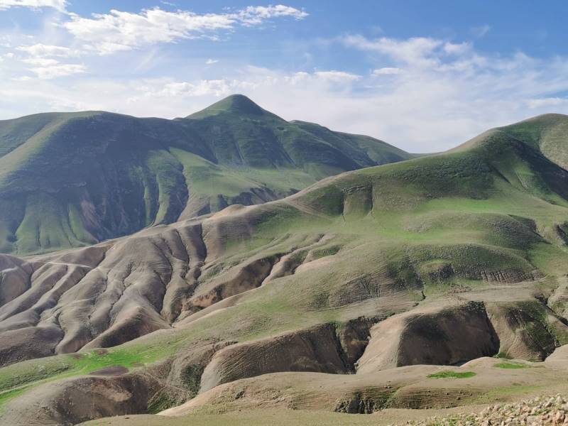 קרן סרטבה, גוש הרים לבנים ובראשם פסגה חרוטית המתנשאת מעל כולם