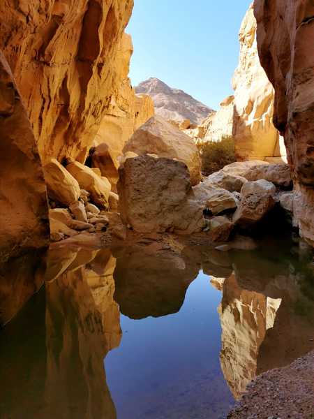 מפל מים וסידרה של גבים יפים וקרים חסמו את המשך הדרך באפיק