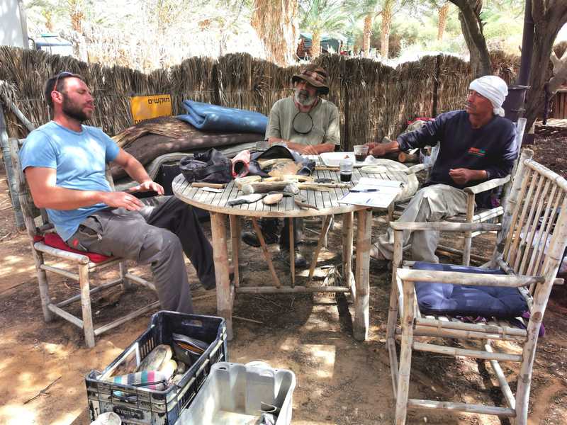 סצנה שניה – בן פריטל עופר וסולימאן יושבים סביב השולחן העגול במטע הדקלים בחוות התנינים