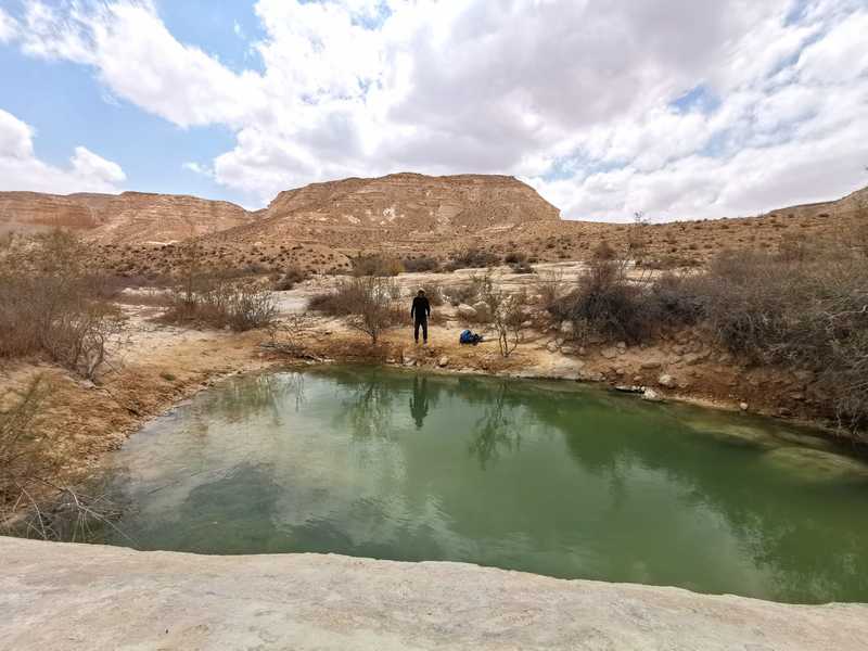 עצרתי לרחצה בגב עם מים נקיים ואכלתי ארוחת פירות קלה