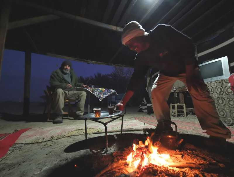 סולימאן צעיר ממני בשנים ספורות, בן 58 או 59, "נולדנו באוהל, כאן אף אחד לא יודע מתי הוא נולד בדיוק"