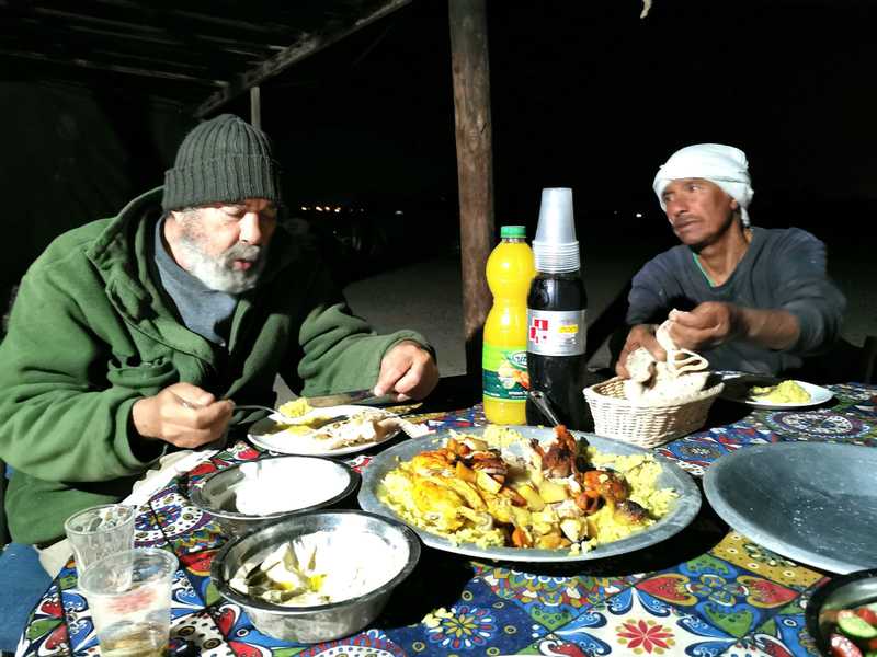 סצנה שלישית - סולימאן עופר ואני יושבים סביב מגש מטפונה באוהל האירוח של סולימאן