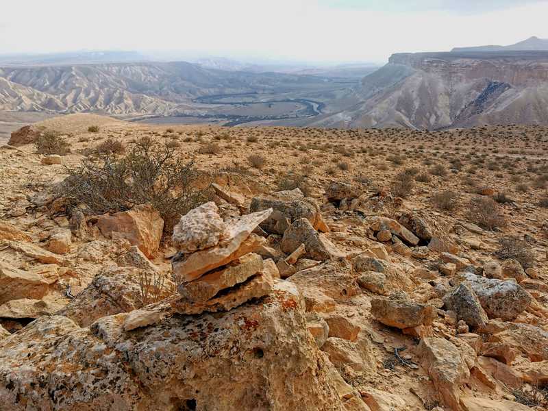בראש מעלה דיבשון עצרתי למנוחה מול נופי המדבר