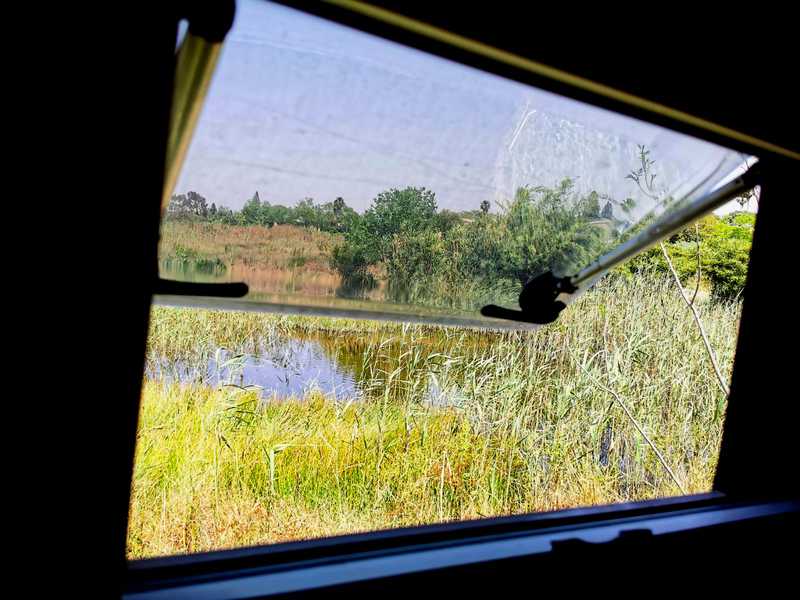 אני חונה בתצפית על בריכת החורף שעוד נותרו בה מים וצמחיית קנה