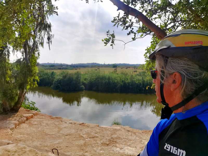 אני נוסע לפעמים לטייל באופניים לאורך נחל אלכסנדר