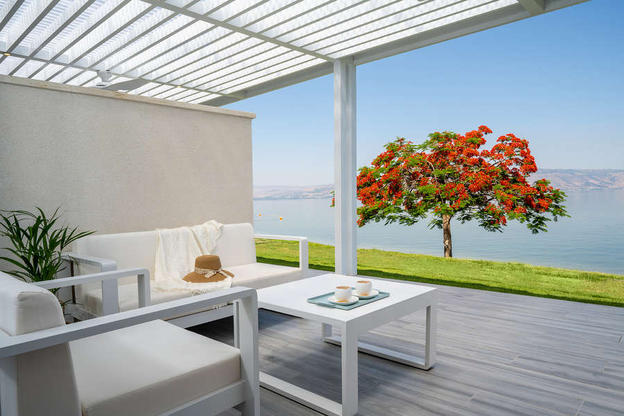 להתעורר מול הכנרת. מרפסת הווילה בכפר הנופש עין גב | צילום: איה בן עזרי