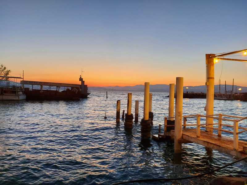 שקיעה בנמל הדייגים של עין גב. שווה לתזמן את ההגעה לשעה הזאת