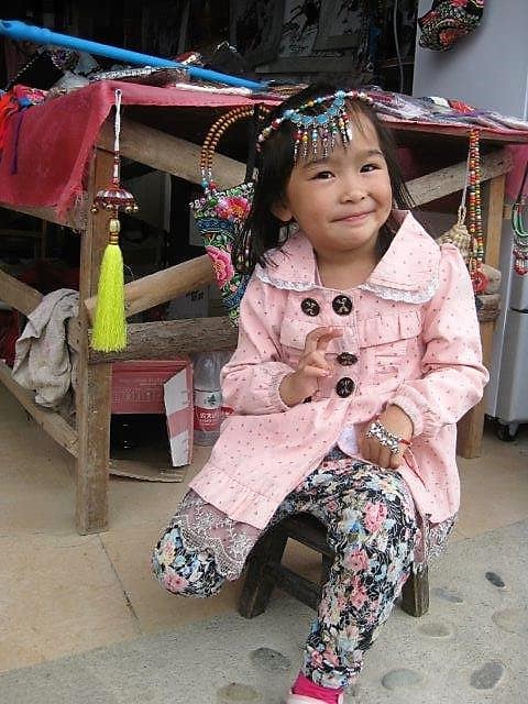 בת יאו (מונג) שלמדה לעשות חנדלך לתיירים