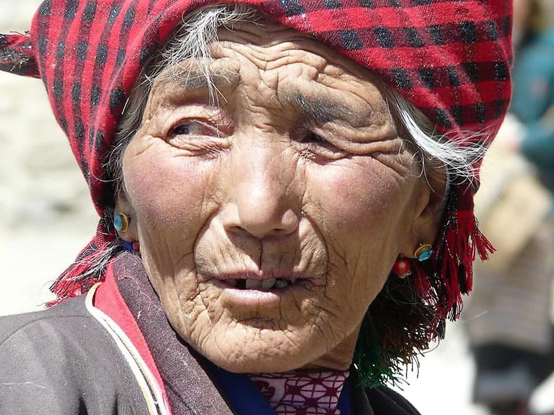 בת שבט מונג הצבעוני (נדמה שהן חובשות מגבת על הראש)