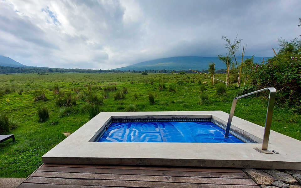 בריכת טבילה פרטית באחת משמונה הסוויטות רפסת ב-Kwitonda Lodge | צילום: רותם בר כהן