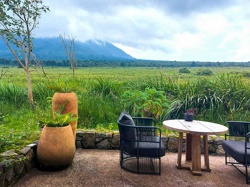 מרפסת ב-Kwitonda Lodge. הטבע הפראי מקיף מכל עבר | צילום: רותם בר כהן