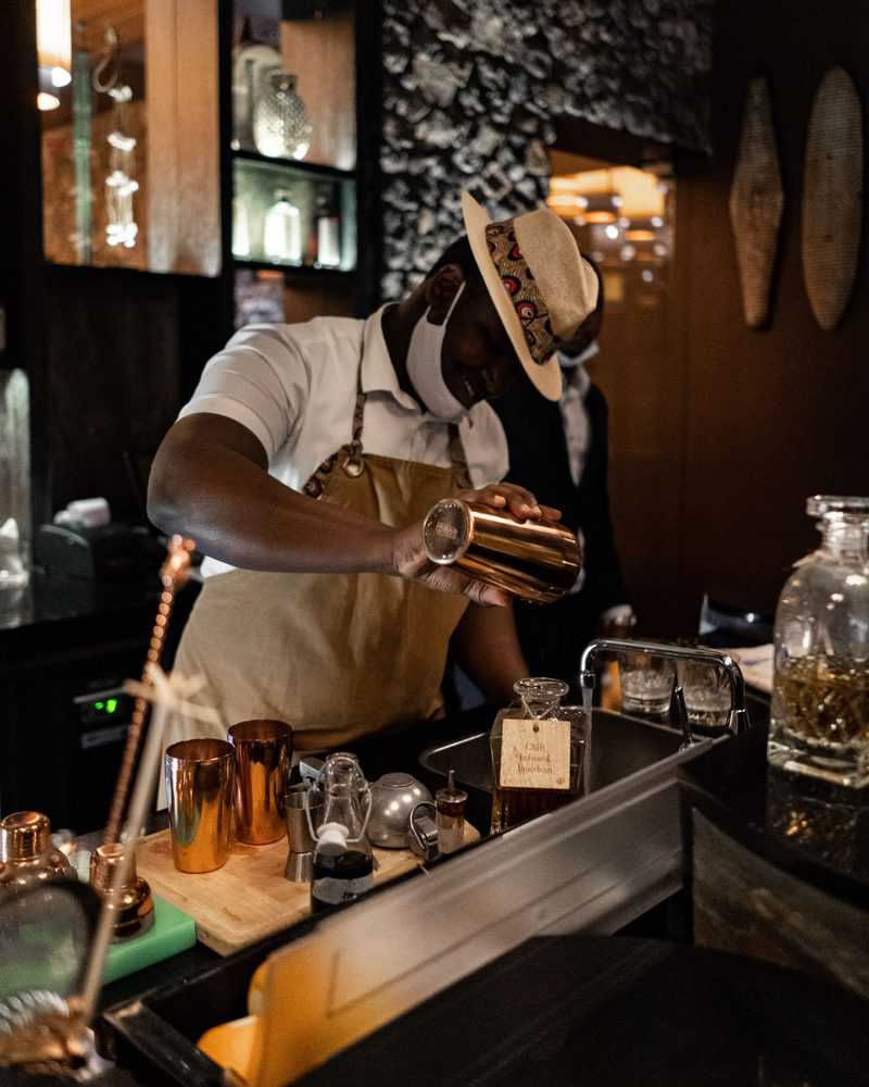 הבר של מלון One&Only Gorilla's Nest - הזדמנות נחמדה לנסות סוגים שונים של קוקטיילים אקזוטיים