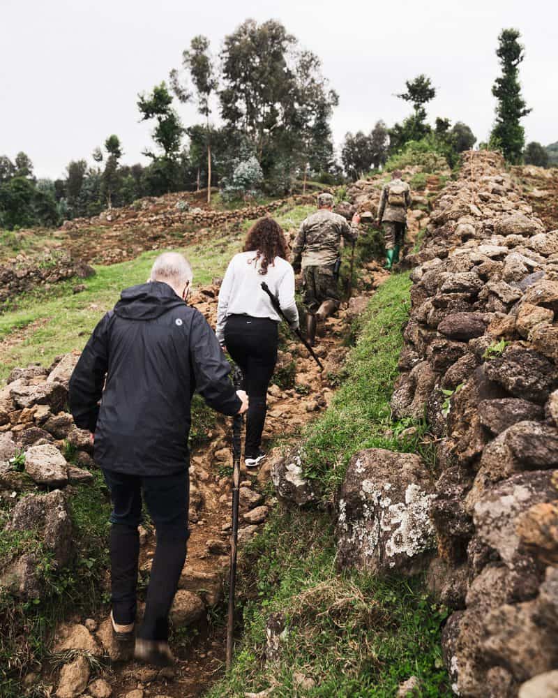 עוד לפני שנכנסים למעבה היער ההליכה נעשית בשבילים בוציים וזרועי אבנים, לרוב בעלייה