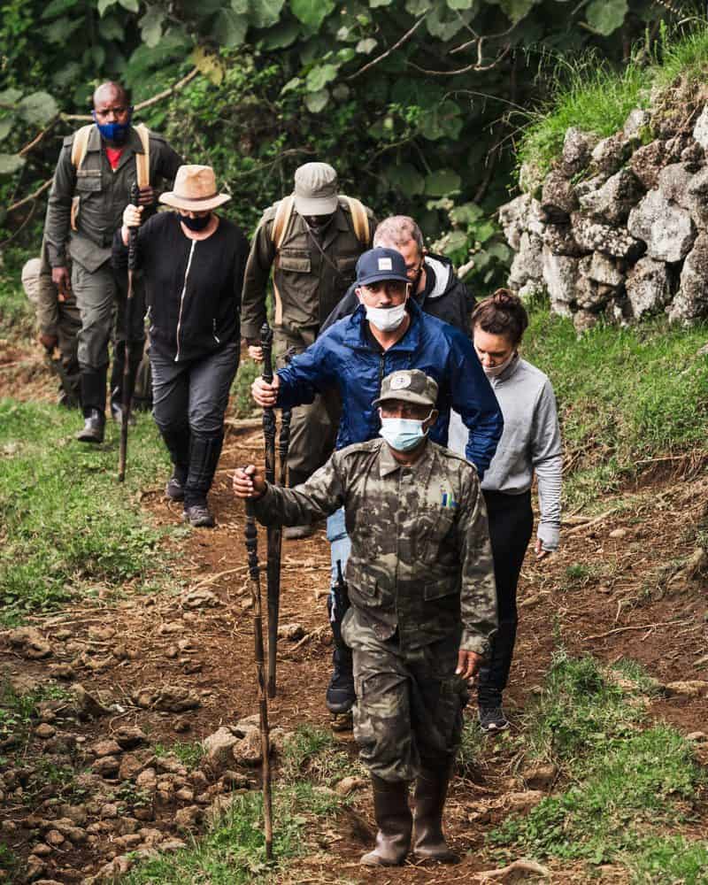 בדרך אל הגורילות. בתקופה זאת כל המטיילים חייבים לעטות מסכות במהלך כל המסלול