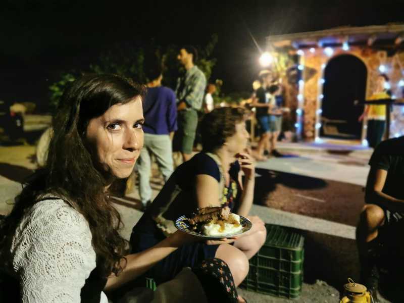 רוח הרים הגיעה מבוואריה, ונחתה על הקיבוץ בלוויית נקניקיות עבות כרס, פירה תפוחי אדמה וכרוב כבוש