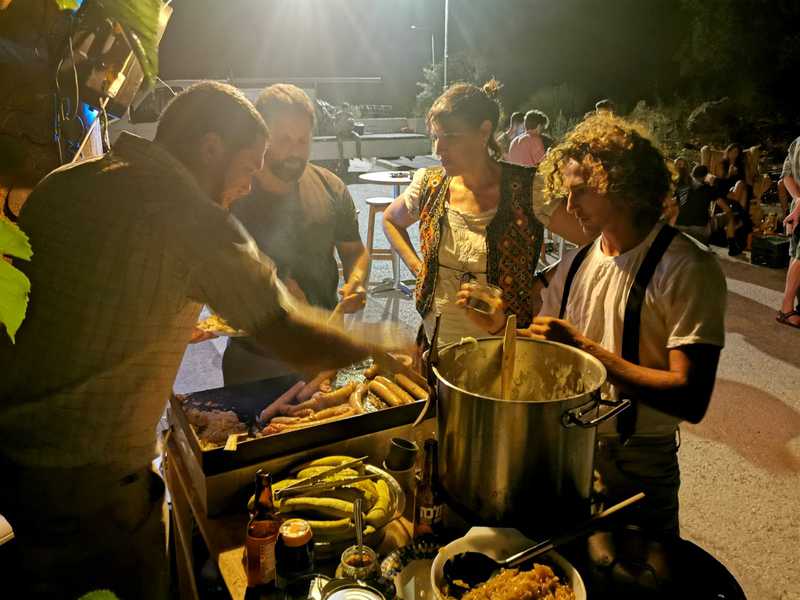 מייקי דחס מבעוד מועד בשר לבן טחון אל שרוולים ארוכים ועתה צרב אותם על פלטה חמה