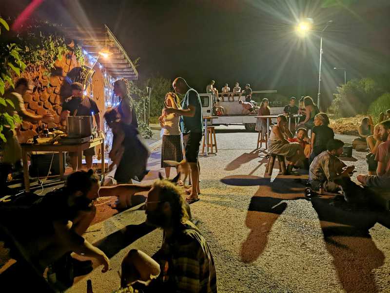 מישל מזג בירות תוצרת בית באופן שוויוני כראוי לקיבוץ, אחת לחברים ואחת לעצמו