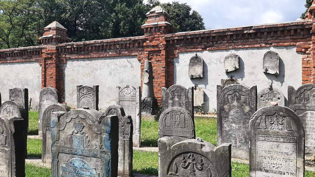 בית הקברות היהודי הינו הגדול ביותר בפולין ואחד מהגדולים ביותר באירופה
