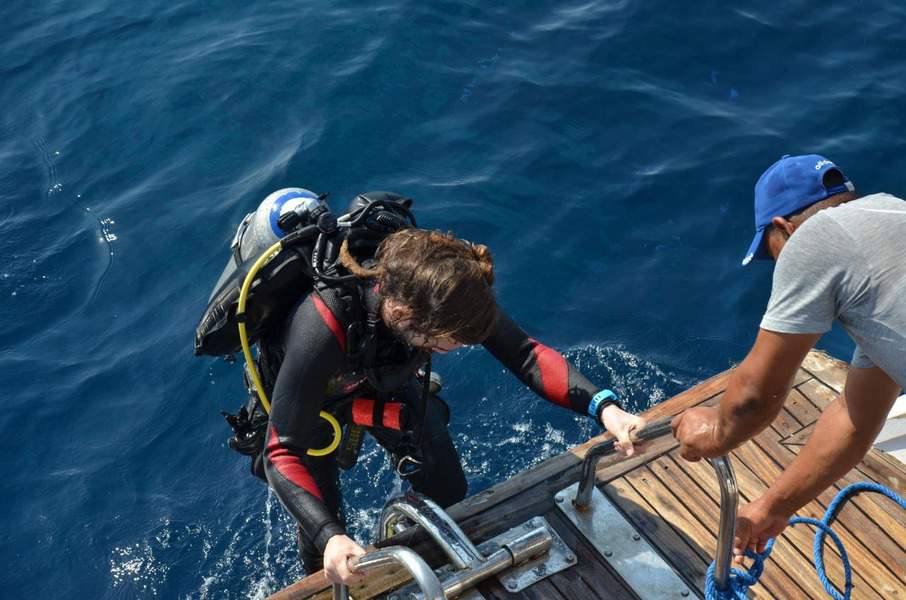 צח יוצא מהמים. צילום: חוסאם יוסף