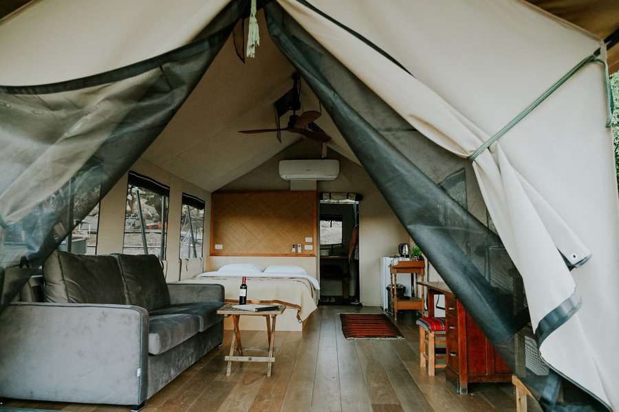 פנים האוהל בעין תאנה מעוצב ומאובזר כמו חדר במלון בוטיק | צילום: יהודית זילברמן